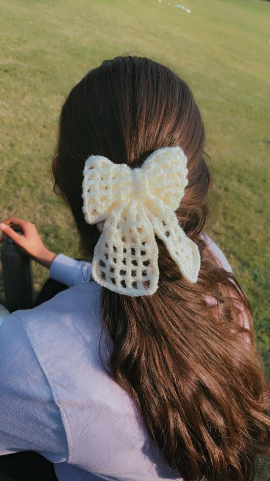 Elegant Crochet Bow Hair Clip – Classic Cream